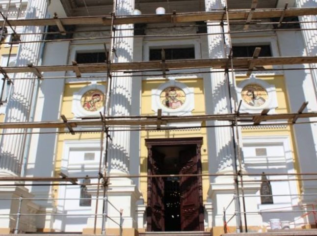 Майстри ремонтують крівлю даху Ужгородського греко-католицького собору