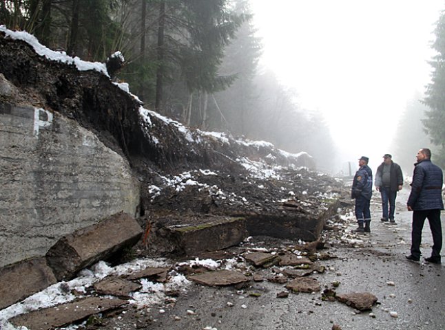 На Синевирському перевалі сталося падіння підпірної стінки