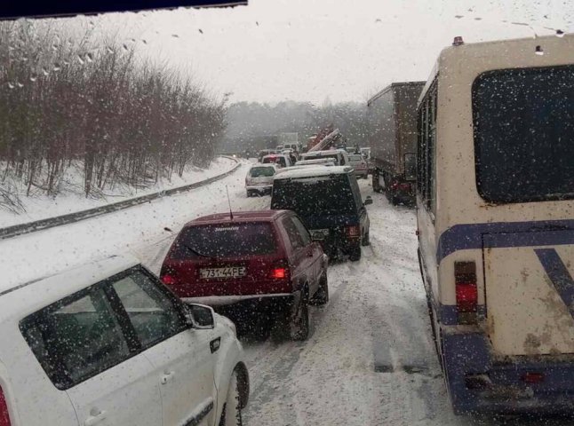 Транспортний колапс на трасі між Ужгородом та Мукачевом: рух на автошляху ускладнений