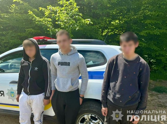 Троє хлопців викрали автівку та сховали її в лісі