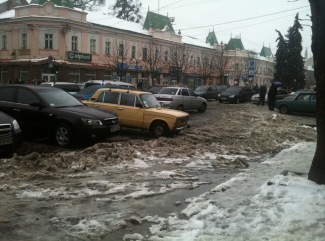 Мукачівці та їх автомобілі потопають у сніговій каші (ФОТОРЕПОРТАЖ)
