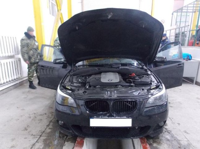 Закарпатські прикордонники затримали "BMW", паливний бак якого був нашпигований сигаретами