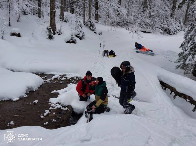 Шукали двох туристів, а знайшли – трьох: у горах Закарпаття забукали кілька людей