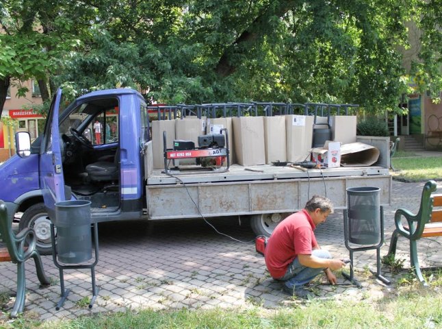 В Ужгороді розпочали встановлювати нові урни для сміття