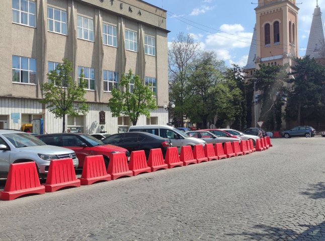 У Мукачеві з наступного тижня почнуть реконструкцію паркувального майданчика біля Центральної бібліотеки