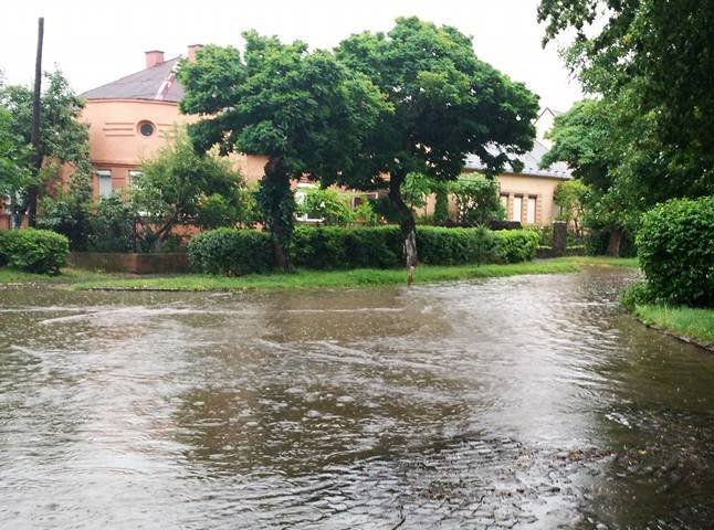 Злива перетворила кілька вулиць Ужгорода на Венецію