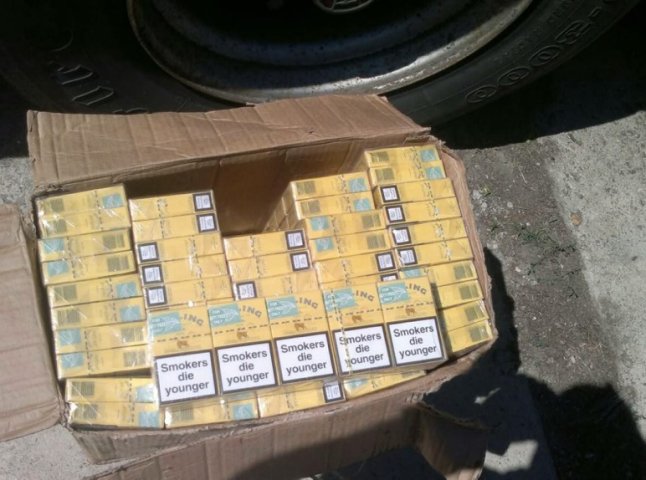 На Закарпатті затримали контрабандиста, який намагався перемістити п’ять тисяч пачок цигарок