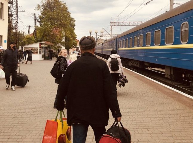 Пасажири обурені: що сьогодні відбувалось на вокзалі у Мукачеві