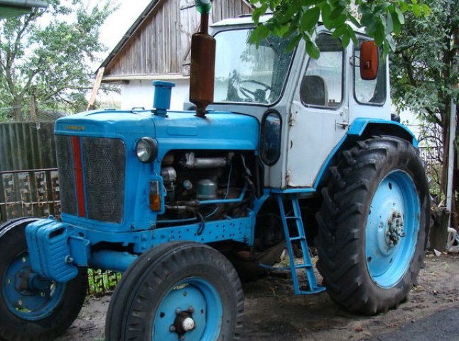 На Ужгородщині нетверезий водій на тракторі переїхав "дев’ятку" ДАІвців