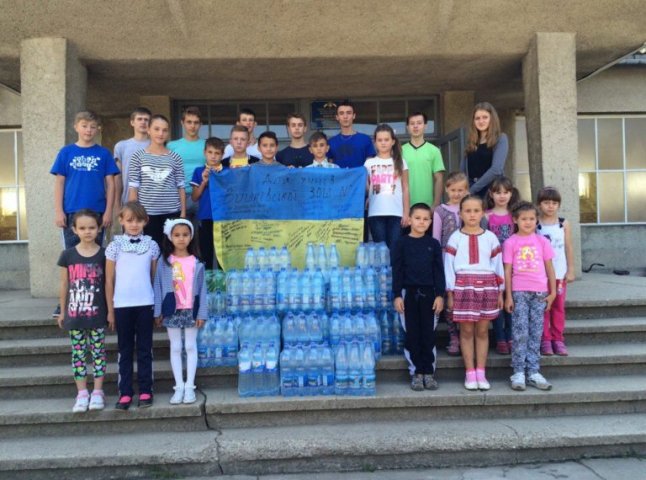 Юні школярі з Хустщини відправили бійцям АТО мінеральну воду