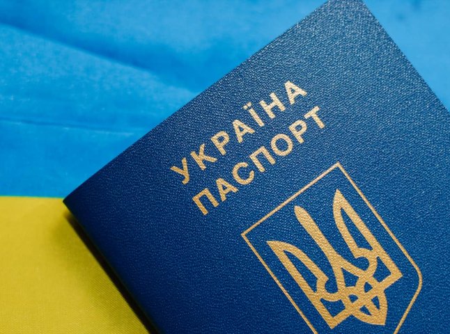 Українці, які виїхали за кордон, можуть подати заяву на «довгий» дозвіл на проживання у Чехії
