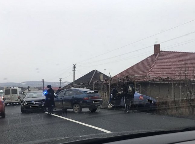 Неподалік Мукачева сталась потрійна аварія. Рух ускладнено