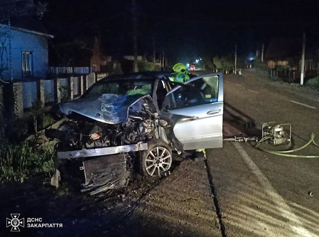 Водія довелося «вирізати» з понівеченого авто після ДТП на Тячівщині