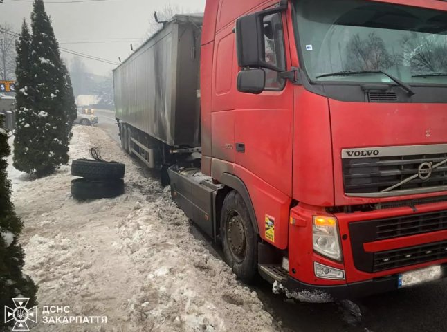 Водій побачив густий дим: під час руху загорілась вантажівка