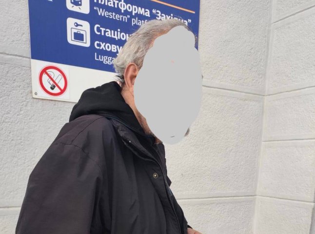 Що відомо про «покинутого чоловіка», якого виявили у Мукачеві на вокзалі