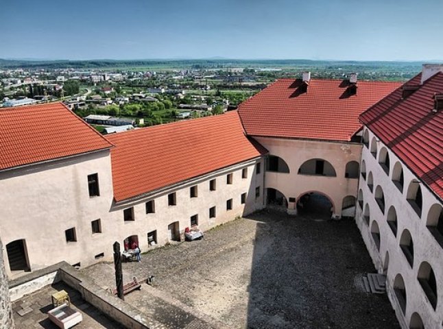 Закарпатському художньому інституту дали добро взяти в оренду 765 метрів квадратних замку "Паланок"