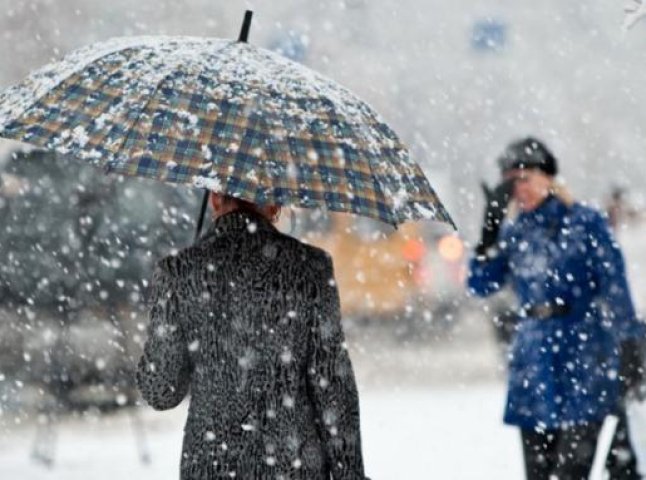 Синоптики обіцяють погіршення погодних умов: у горах Закарпаття очікується сніг