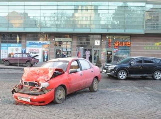 Ранок в Ужгороді ознаменувався аварією: водій на "Дейво" влетів у "Жигулі" (ФОТО)