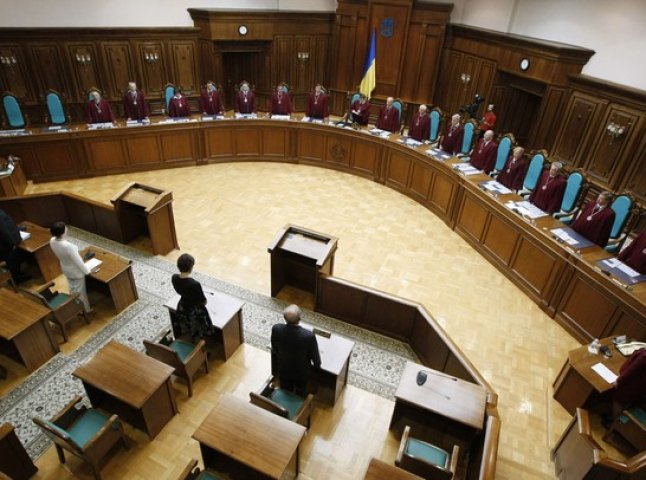 Конституційний суд заборонив "паралельне" балотування