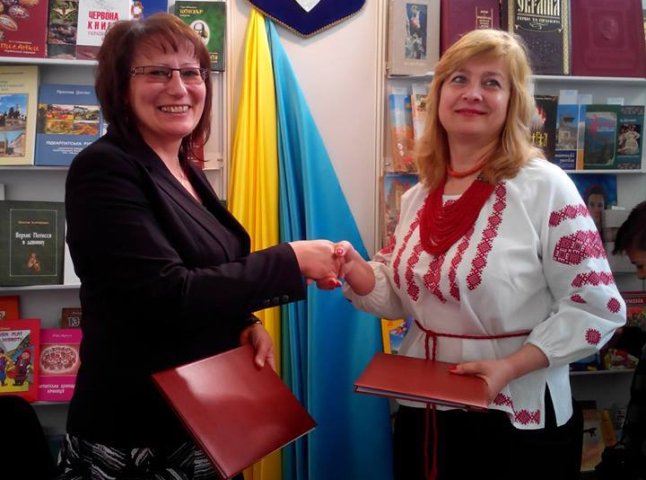 Закарпатські письменники достойно представляють Україну на міжнародній книжковій експозиції у Чехії (ФОТО)