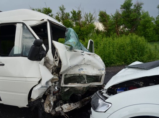 Страшна аварія біля Сваляви: зіштовхнулись вантажівка та два мікроавтобуси, є загиблі