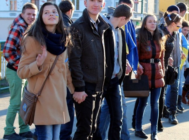 Ужгородські студенти влаштували флеш-моб на підтримку євроінтеграційних прагнень України (ФОТОФАКТ)