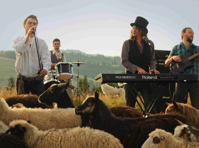 Гурт "Рокаш" вразить жителів Канади власними піснями