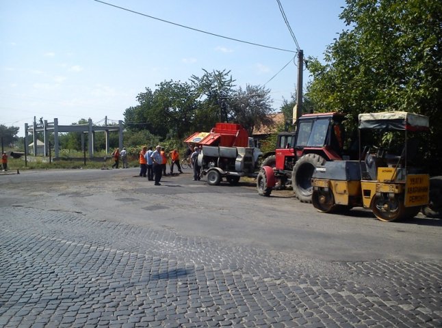 При в’їзді у селище Кольчино ремонтують дорогу (ФОТО)