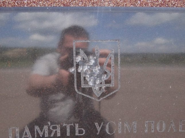 Вандали пошкодили плиту меморіального комплексу "Красне поле" (ФОТОФАКТ)