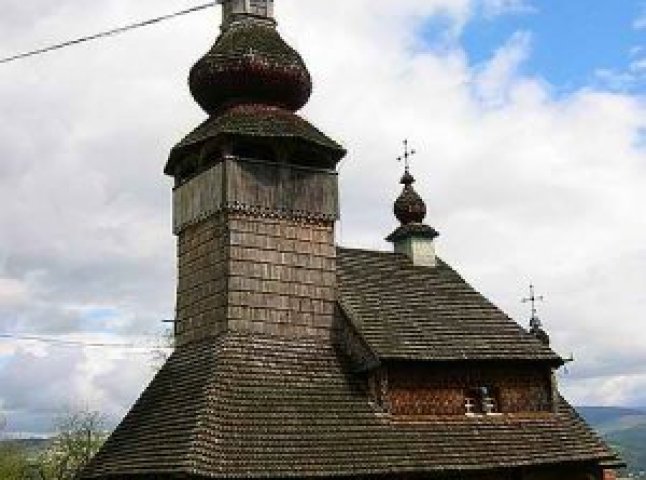 У селі Великі Лучки освятили дерев’яну церкву