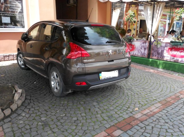 Муніципальна поліція Мукачева оштрафувала власника іномарки, який припаркувався у пішохідній зоні