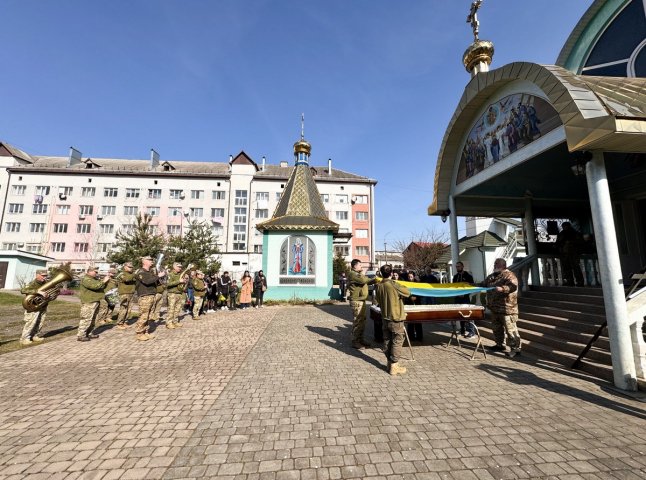 У Мукачеві сьогодні попрощалися з полеглим на війні Героєм