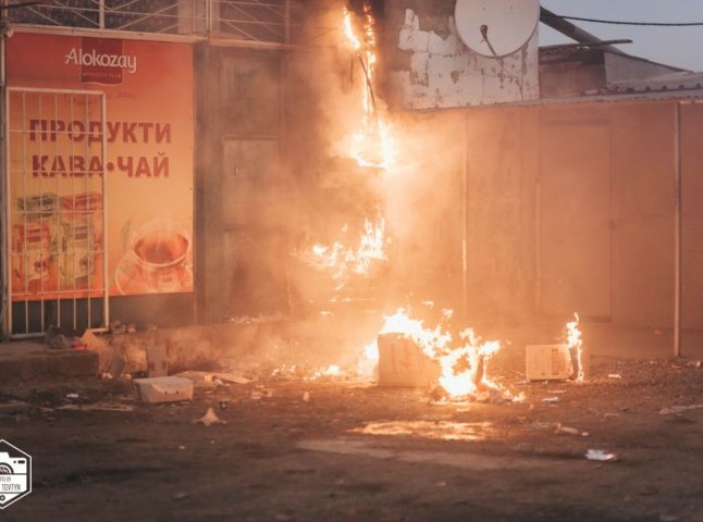 Пожежа на ринку Краснодонців в Ужгороді: загорівся торговий павільйон