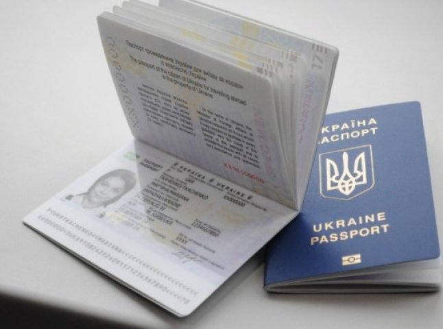 За перший день 49 закарпатців подали заяви на оформлення біометричного закордонного паспорту