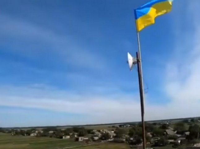 Закарпатська 128 бригада встановила український прапор на Херсонщині 