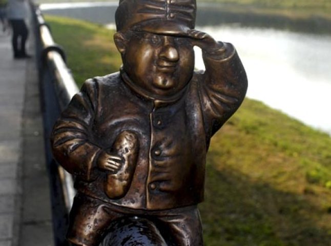 В Ужгороді встановили міні-пам’ятник бравому вояці Швейку