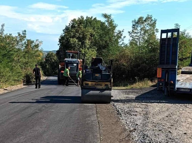 Техніку перемістили на інші ділянки: які дороги тепер ремонтують в області