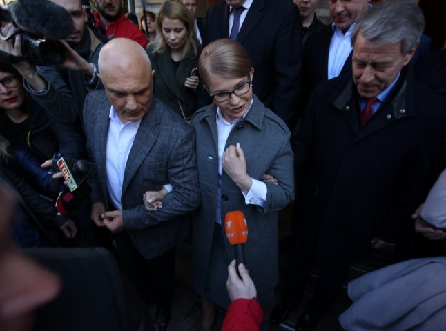Тимошенко прийшла обирати майбутнього Президента України зі своїм чоловіком