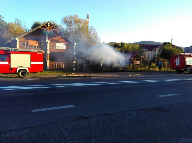 Вогнеборці ліквідували пожежу дерев’яних будиночків неподалік Мукачева