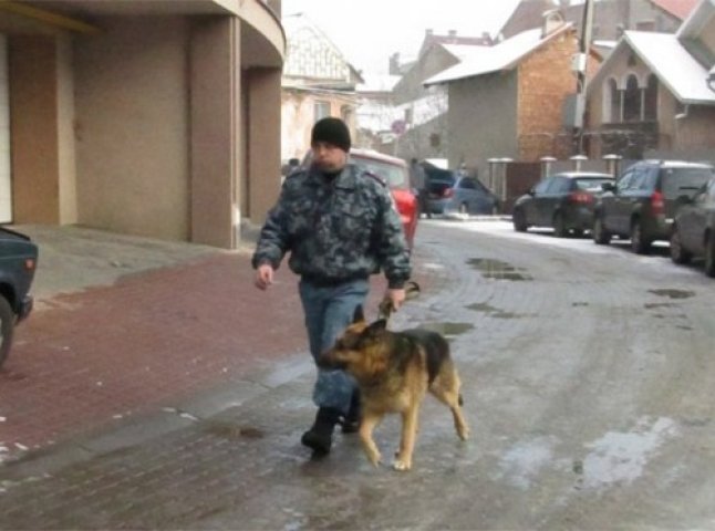 В Ужгороді на пустирі знайшли труп людини (ФОТО)