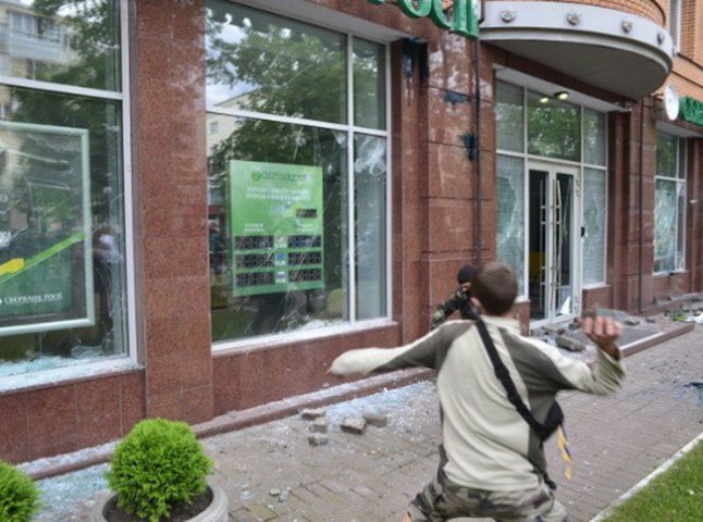 Вікно "Сбербанку России" в Ужгороді закидал бруківкою