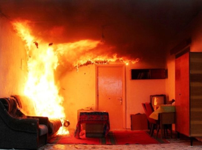 По опівночі в Ужгороді горіла квартира: вогнем знищено чимало майна