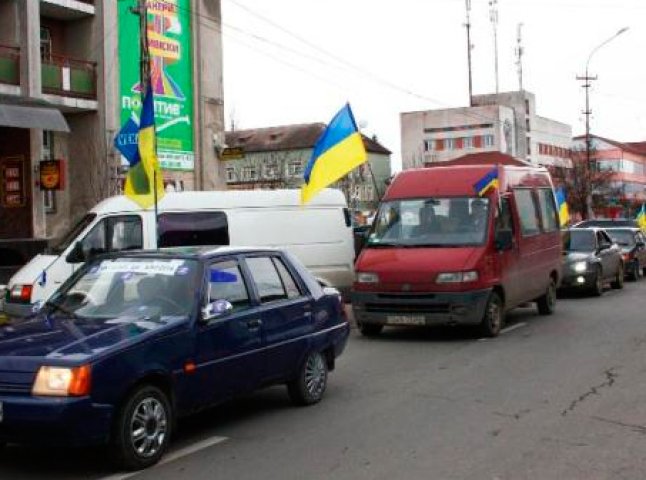 У Тячеві проходить автопробіг на підтримку Євромайдану