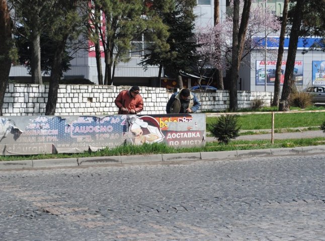 Вулиці Мукачева прибирають від рекламних носіїв (ФОТО)