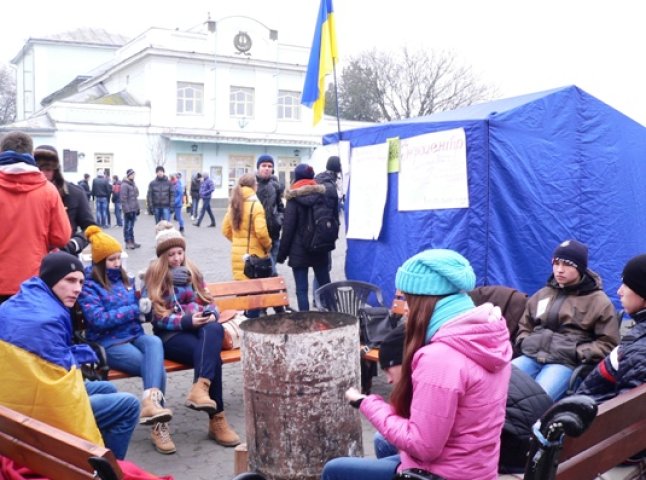 Ужгородським мітингувальникам викладачі УжНУ читають лекції (ФОТО)