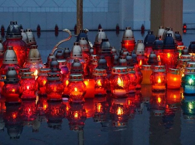 Жителі обласного центру запалили свічки у пам’ять жертв Голодоморів