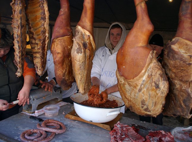 Страви зі свинини та дегустація вин: програма фестивалю гентешів у селі Геча