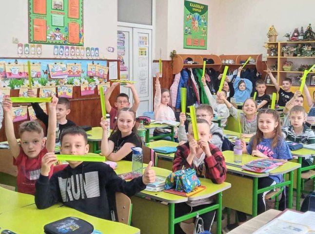 Учням шкіл та вихованцям садочків громади Мукачева видано світловідбиваючі стрічки