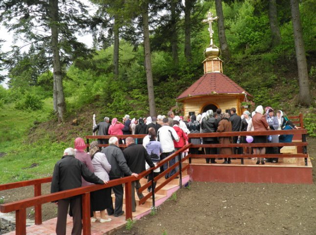 На Воловеччині відкрили святе джерело та капличку на честь Похвали Пресвятої Богородиці