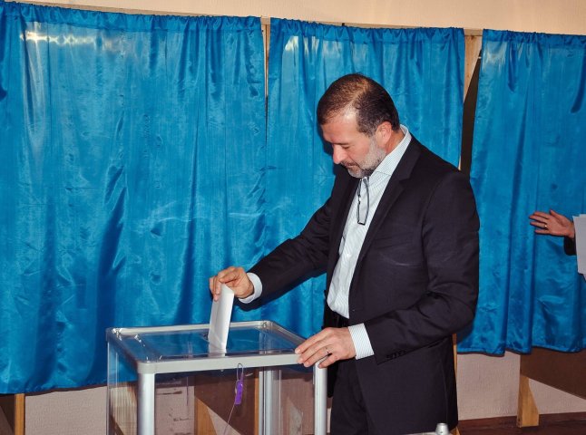 Віктор Балога з усією файтою проголосував на одній із дільниць Мукачева